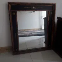 یک ایینه دیواری ویک کمدلباس