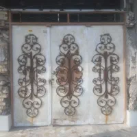 درب حیاط ۳ لنگه دارای تزیینات فرفورژه