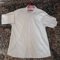 پیراهن سفید در حد نو وسالم و تمیز