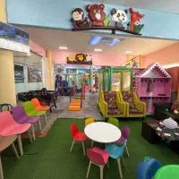 به یک نظافتچی خانم برای شهربازی هانی لند