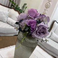 گل مصنوعی خارجی و گلدان شیشه ای