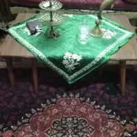 مبل‌سه‌نفره‌به‌همراه‌جلومبلی‌ودوعددعسلی