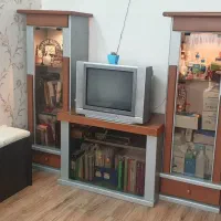 تلویزیون همراه با بوفه و میز