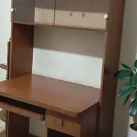 میز کامپیوتر و کتابخانه