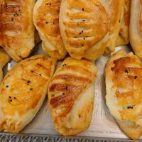 پیراشکی و پیتزا و کیک