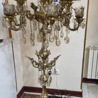 آباژور ایستاده کنار سالنی برنج