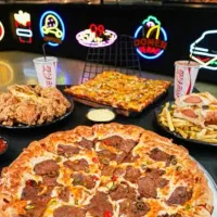 سالن دار و صندق دار کافه فست فود