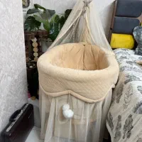 تخت کنار مادر