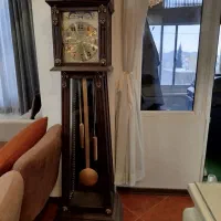 ساعت دکوری و میز تلویزیون