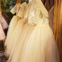 فروشنده خانم در مزون کودک