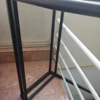 میز شش نفره بدون صندلی محکم وسالم ولوستر هم سالم|میز و صندلی غذاخوری|مشهد, سرافرازان|دیوار