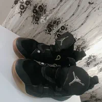 کفش جردن.|کیف، کفش، کمربند|شاهین دژ, |دیوار