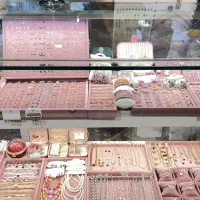 فروشنده خانم برای کار در غرفه بدلیجات