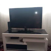 تلویزیون ومیز باهم درحدنو وسالم هس