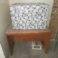 دو عدد میز و کمد