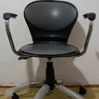 میز تحریر و کامپیوتر