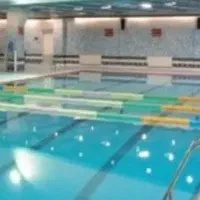 همراهی برای کلاس‌ شنا اقا در زابل