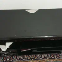 میز تلویزون شیشه ای تمیز و مرتب