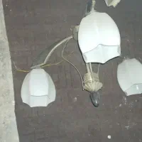 دو عدد لوستر بعلاوه یک دکور ایستاده