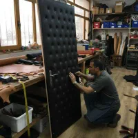 چرم کشی و لمسه زنی کارگاه درب فقط همین شعبه هست