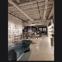فروشنده فقط خانم