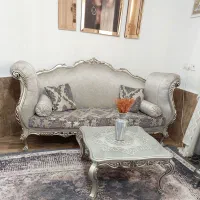 مبل کلاسیک با میزا و رومیزیاش