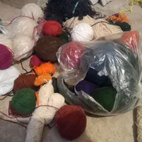 تعدادی نخ برای بافت قالیچه