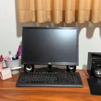 یک ست کامل کامپیوتر  کیس، کامپیوتر، موس و کیبورد .