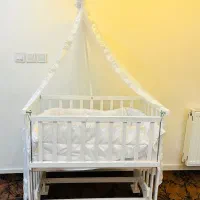 تخت کنار مادر گهواره شو