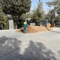 کارگر ساده فضای سبز و رفت و روب
