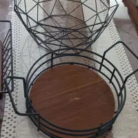 تعدادی ظرف سرو و استند اویز دار
