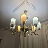 لوستر لهستانی ۸ شعله  و آباژور ایستاده کنار سالنی