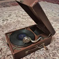 گرامافون قدیمی کیفی|کلکسیون اشیاء عتیقه|تربت‌حیدریه, فرمانداری|دیوار