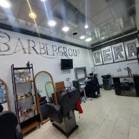 آرایشگر  و کار آموز