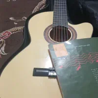 گیتار و کیف و کتابش