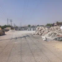کارگر برای کار در مصالح فروشی