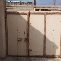 درب آهنی ورود به حیاط