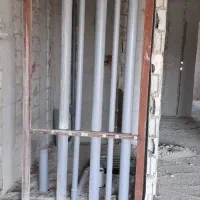 کارگر لوله کش ساختمان