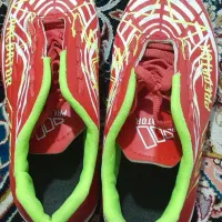 لباس ورزشی و جوراب به همراه کتانی