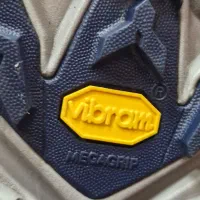 کفش کوهنوردی هوکا|کیف، کفش، کمربند|اصفهان, باغ فدک|دیوار