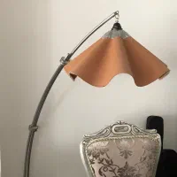 آباژور ایستاده