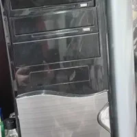 کامپیوتر با میز وصندلی