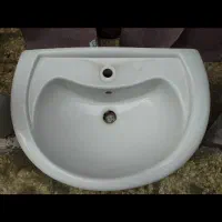 روشویی با پایه و توالت و موکت