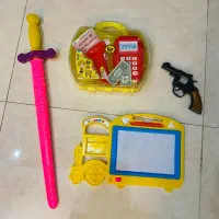 تفنگ و دستگاه کارتخوان و اسباب بازی پسرانه یکجا