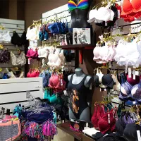 همکار فروشنده خانم