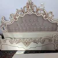 تخت دونفره و بوفه و ساعت و میز تلویزیون