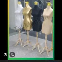یک عدد مانکن لباس رنگ طلایی پایه چوبی