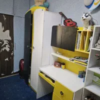 فروش یک کمد بچه و یک میز تحریر و پرده و فرش کودک