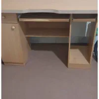 میز کامپیوتر در حد نو