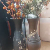 گلدان چوبی با گلها